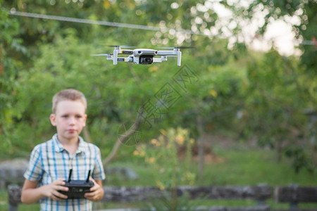 操控无人机航拍的小男孩图片