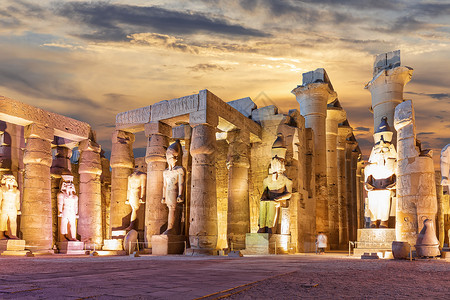 埃及卢克索寺的柱形和雕像夜景著名的结石象征图片