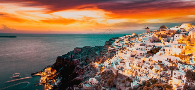 如画圣托里尼岛伊亚令人惊叹的日落全景基克拉泽斯传统的图片