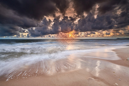 周末海浪洋德国波罗的滩上色彩缤纷的日出图片