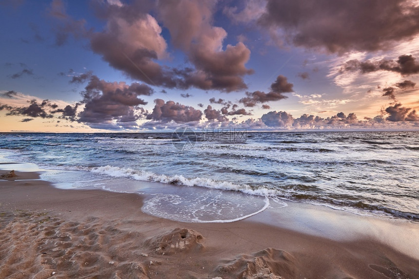 接触德国波罗的海滩上色彩缤纷的日出风筝冲浪图片