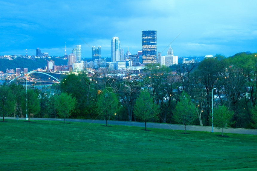 美国宾夕法尼亚州匹兹堡奥克兰区和市中心的Schenley公园城市的多层灯图片
