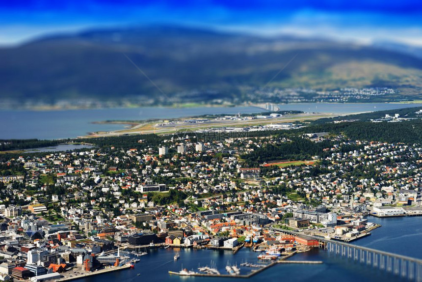 水平的Tromso市具有桥梁背景的Tirt移动式微型玩具Tromso市具有桥梁背景的hd山充满活力图片