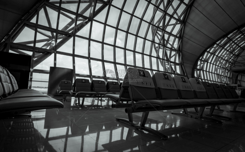空的Corona危机对航空业务的影响机场没有乘客坐上优先的黑人和白座椅场景安全的社会偏移科罗纳危机对航空业务的影响在机场没有乘客图片