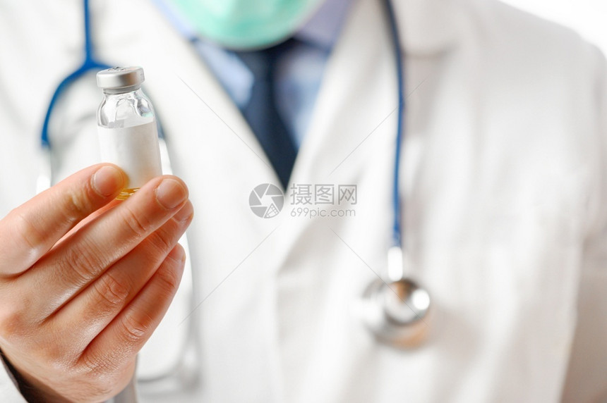 穿白大褂的医生手里拿着疫苗药房物选择焦点穿白大衣的医生手里拿着疫苗药房物选择焦点实验室重预防图片