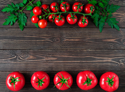 西红柿布局新鲜的飞沫高清图片