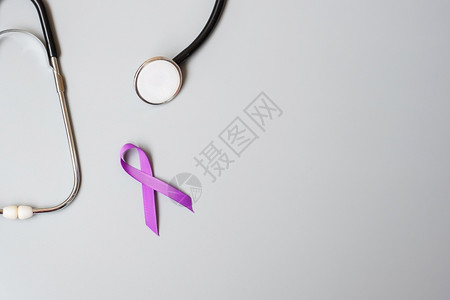 提高全民意识十月提高觉悟持有紫丝带和听诊器的妇女保健以及世界癌症日概念PancreaticCampon世界阿尔茨海默氏病癫痫狼疫和家庭暴力日背景