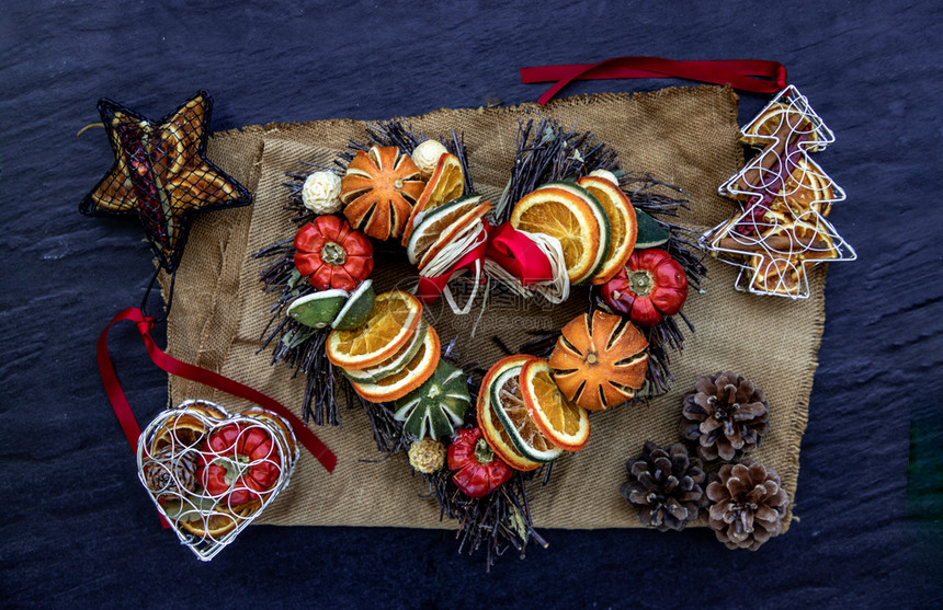 作品圣诞装饰TwigsChristmas圣诞树棕天然松果和花边布料背景的水果品种框架木头图片