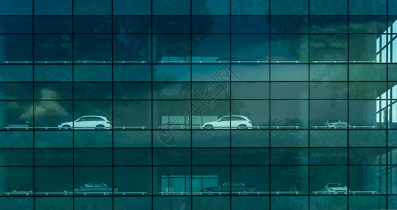 安全故事豪华车停在多层场室内玻璃建筑绿树荫停车场可持续建筑环保昂贵的图片