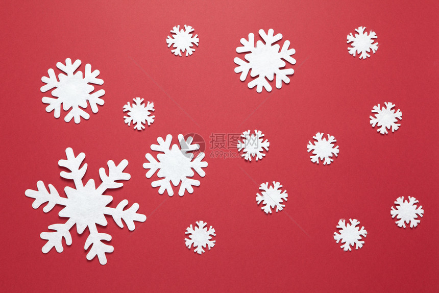 象征情绪酒红色圣诞组成大小白雪花群在bugundy红色背景节日新年概念上感觉雪花水平的最小风格图片