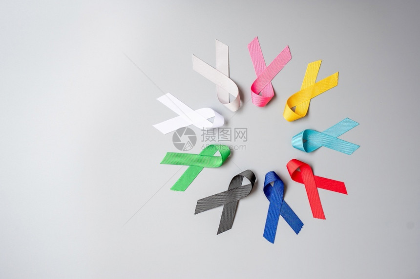 蓝色的胸部2月4日世界癌症蓝色红绿黑灰白粉红和黄的彩带支持人们生活和疾病保健医疗概念为了图片