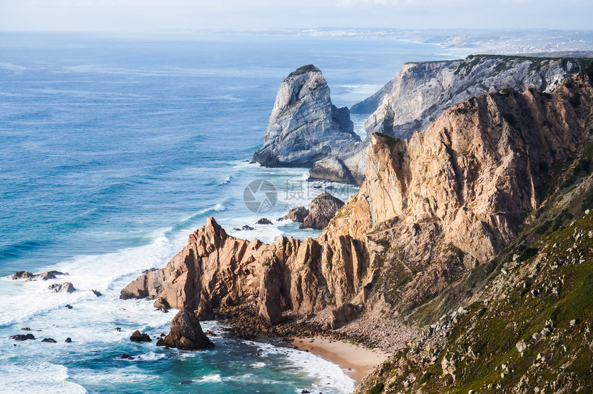 多岩石的地平线夏天描绘岩石海洋和植被的美丽照片地球尽头和海洋开始的地方CabodaRocaCapeRoca辛特拉葡萄牙描绘岩石海图片