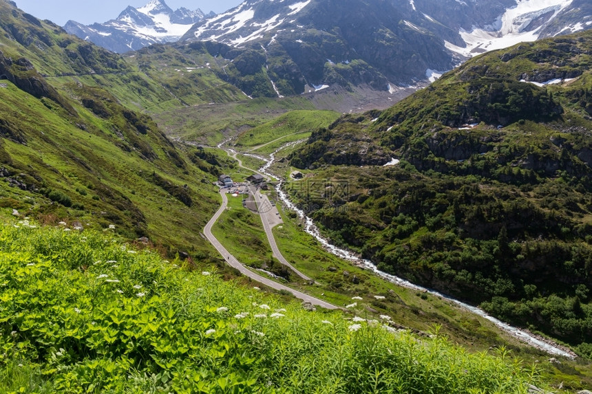环境美丽的山地景观高路经过横渡瑞士充满活力丰富多彩的图片