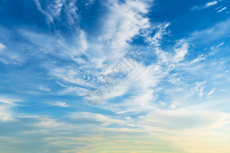 气象农村或海滩多彩的云纹理白空气背景的黄色紫亮日落天空或者在海滩上飘忽不定的云彩纹理太阳风景优美背景图片