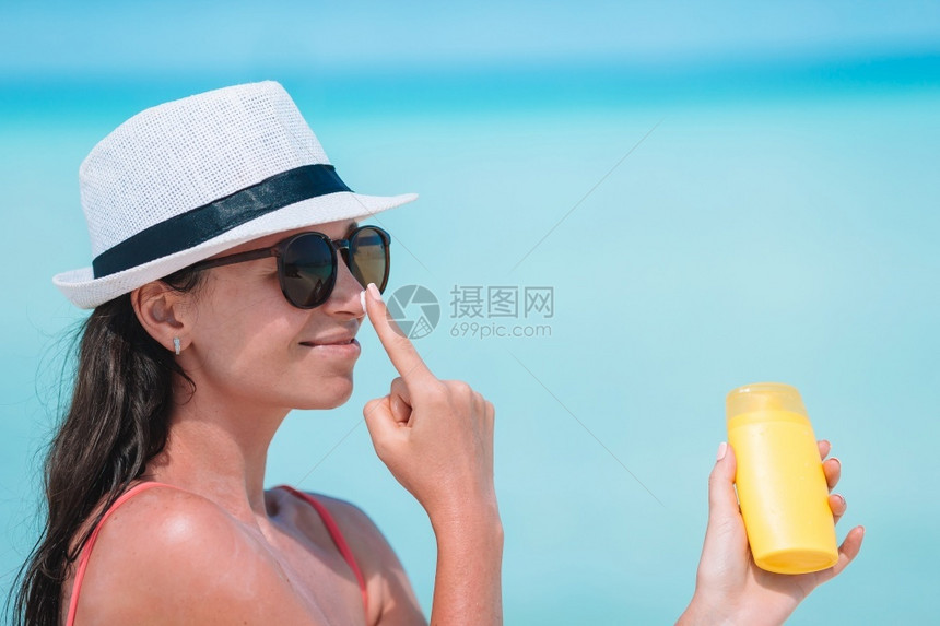 在沙滩上享受假期的女士图片