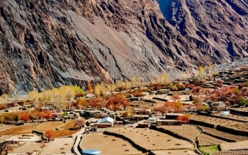 爬坡道亚洲户外巴基斯坦北部地区秋季的Hunza山谷美丽的地貌景观图片