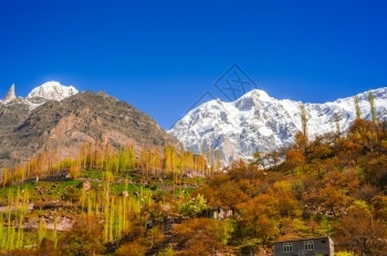 天气晴村庄巴基斯坦北部地区秋季的Hunza山谷美丽的地貌景观图片