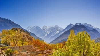 多雾路段地平线树叶巴基斯坦北部地区秋季的Hunza山谷美丽的地貌景观图片