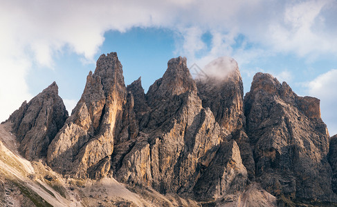 雄伟罗滕贝格结石意大利多洛米蒂山的高悬崖意大利多洛米蒂山的高悬崖图片