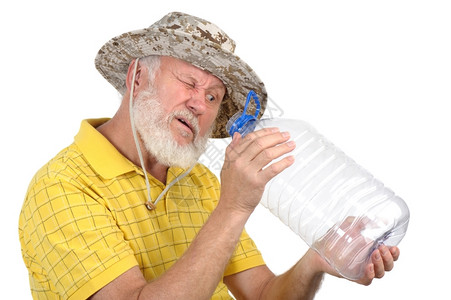 有趣的怀疑退休穿着空塑料瓶的高级光头大胡子男拿着空塑料瓶看子的高级男背景图片
