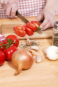 刀一顿饭番茄切西红柿为意大利菜准备蔬的手贴上意大利菜的手图片