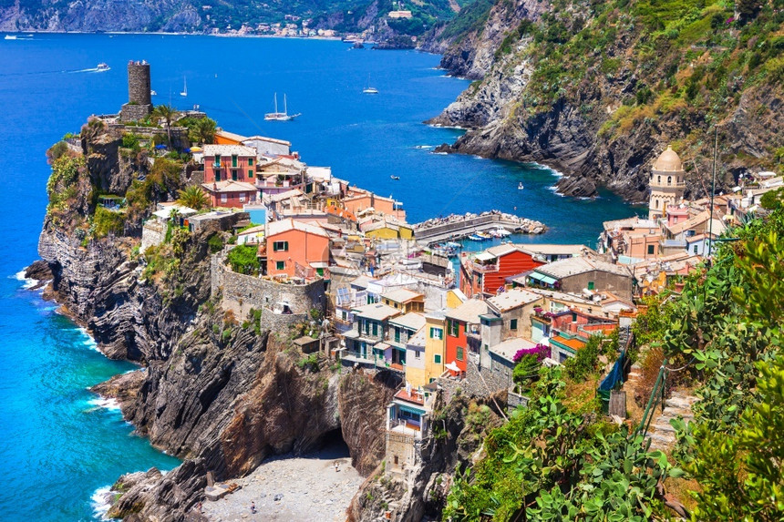 旅游港口受欢迎的Cinqueterre意大利Vernazza村Liguria著名的公园图片