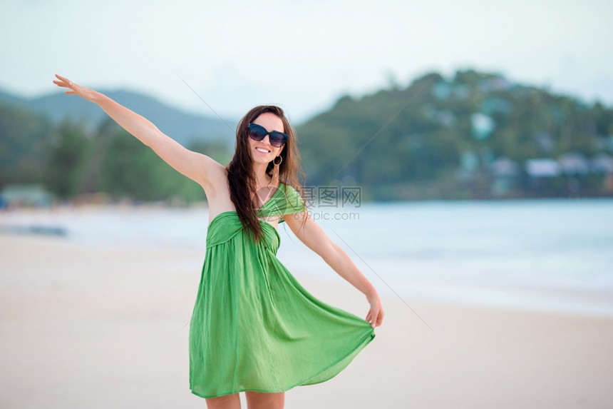 目的地假期魅力海滩上美丽的女孩肖像在热带海岸上玩得开心的年轻美丽女人图片