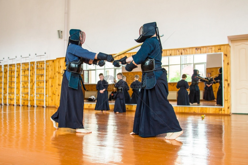 武士北斗与Kendo刀学校斗争培训男子和儿童与Kendo学校战斗金发图片