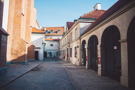 美丽的速连科古老狭窄的华沙街道有旧建筑和冬季背景红色的图片