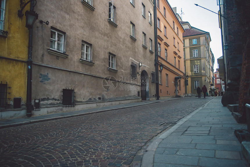 冬天古老狭窄的华沙街道有旧建筑和冬季背景正面图片