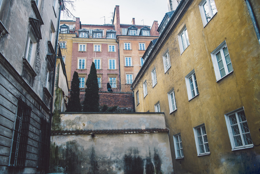 古老狭窄的华沙街道有旧建筑和冬季背景古老的红色丰富多彩图片