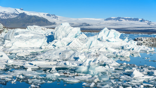 冰岛Jokulsarlon冰川环礁湖山景象有选择重点水寒冷天空图片