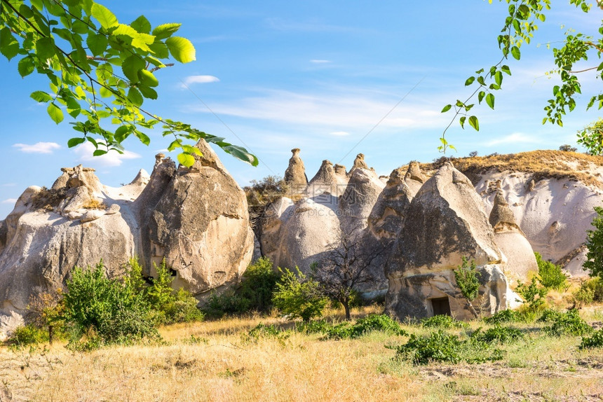 自然攀登国民卡帕多西亚的锥石在阳光明媚的夏日卡帕多西亚的锥石图片