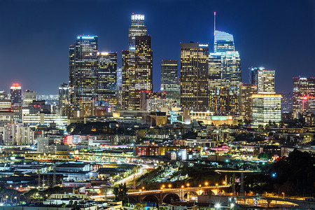 路口棕榈洛杉矶市中心晚上的天线拉图片