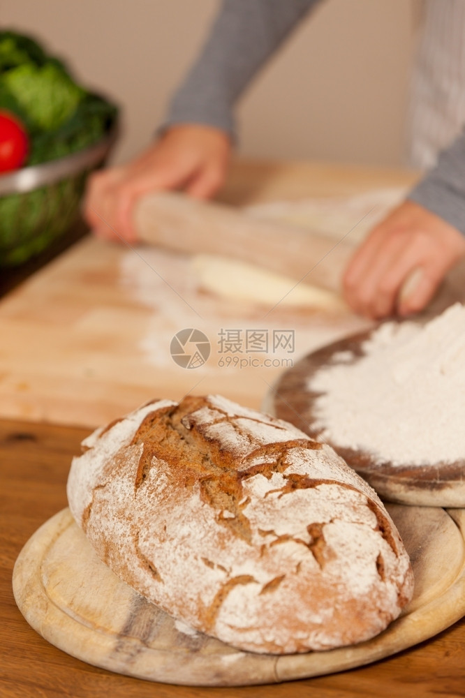 木制桌子上新鲜自面包照片美食可口生活图片