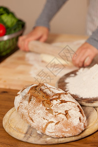 木制桌子上新鲜自面包照片美食可口生活图片