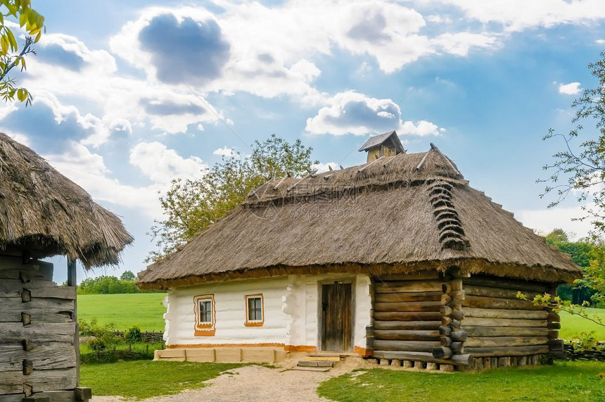 树基辅附近皮罗戈沃一个典型的乌克兰古董屋顶58皮卡图片
