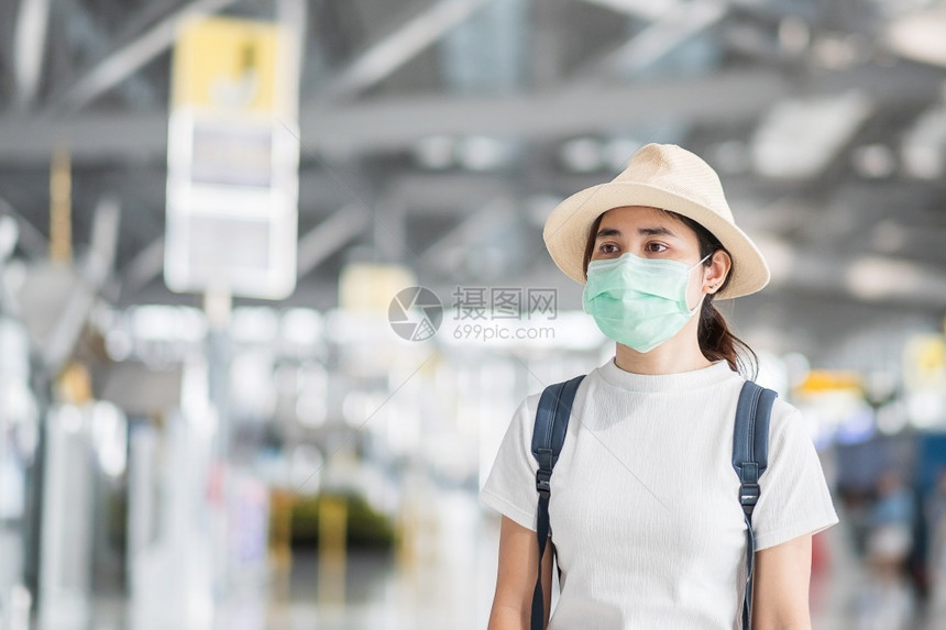 安全年轻成女子在机场候站戴外科面具保护罗纳疾Covid19感染亚洲女旅行者准备前往新常态和旅行泡沫概念她们已准备好旅行帕努瓦年轻图片