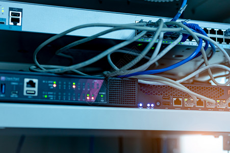 路由器安装使用权光学数据中心以太网电缆和络交换器计算机网络枢纽中继器互联网路由的Wifi插件用于数据安全通信网络无线互联的连接点设备插头背景