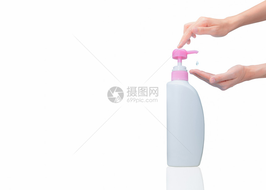 关心美丽从塑料瓶到将酒精凝胶倒在棕榈上以杀死冠状的洗手液用酒精凝胶清洗双手防止细菌和感染个人卫生空白的图片