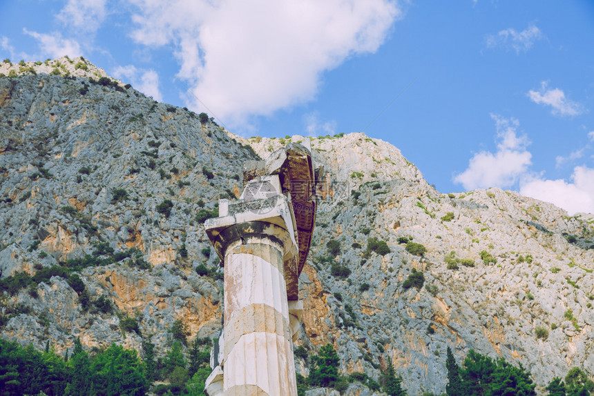德尔菲历史的古希腊废墟和代的柱子2019年月3日行走旅游者文化图片