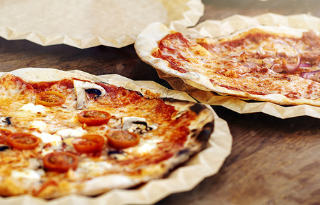 经典的传统盛满番茄酱莫扎里拉和蘑菇的意大利菜食谱烹饪脆皮图片