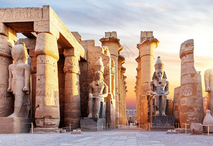 曾克寺古老的城市卢克索寺著名的埃及地标第一座比隆人观望路克索寺第一座比隆人观光雕刻背景