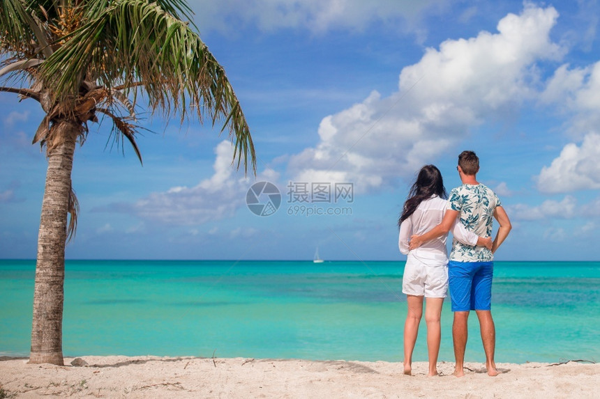 年轻夫妇在海边度假图片