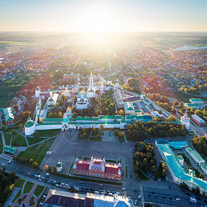 建造俄罗斯谢尔吉耶夫镇秋日落时空中俯瞰三一圣塞尔吉修道院晚上外部的图片