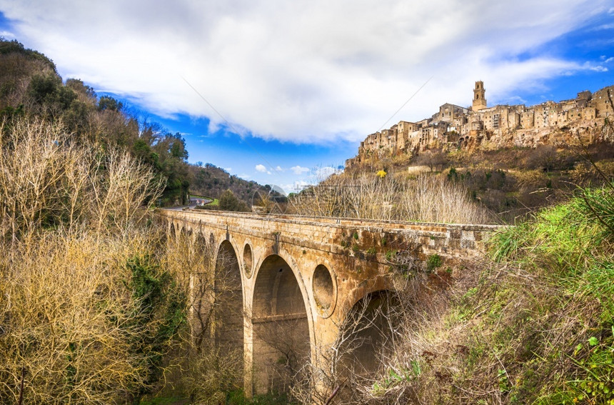 意大利托斯卡纳风景秀丽的中世纪村庄borgoPitigliano与旧桥历史山蓝色的图片