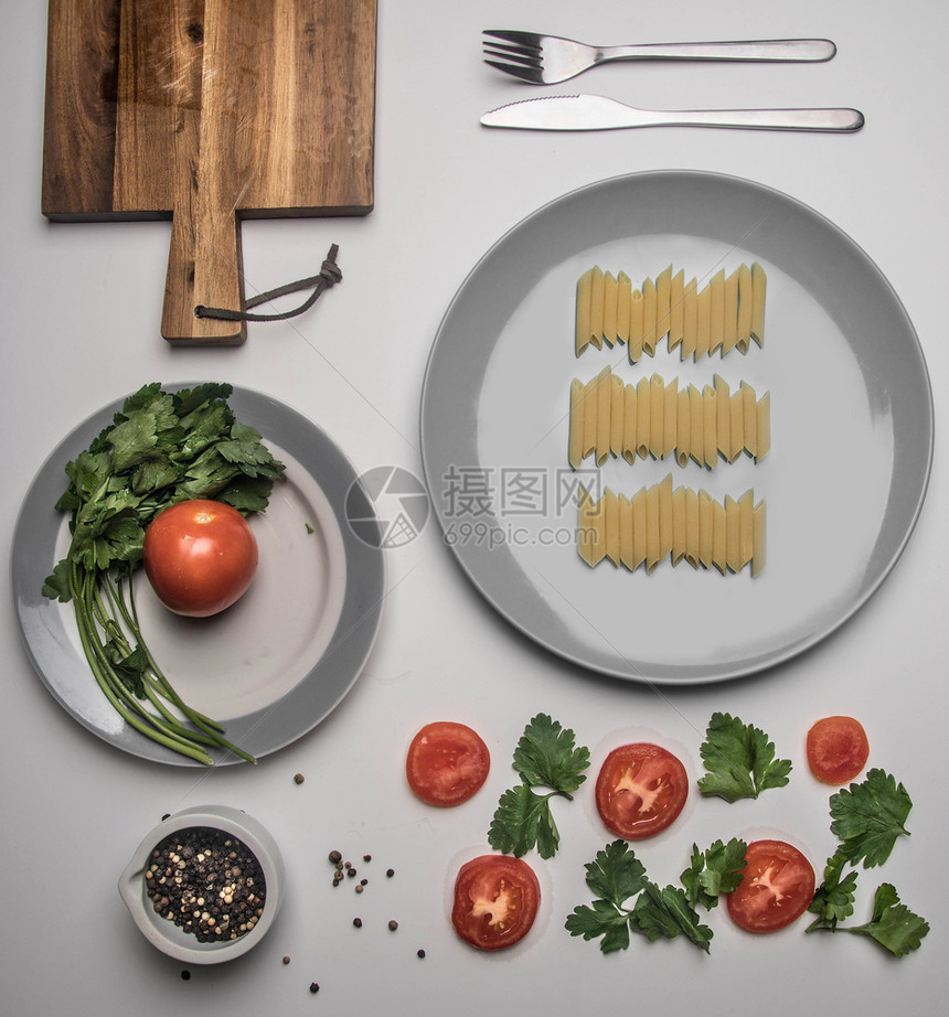 桌子简单食物西红柿鹦鹉和薄面糊放在灰色盘子上排在白色背景顶视角平板美食烹饪图片