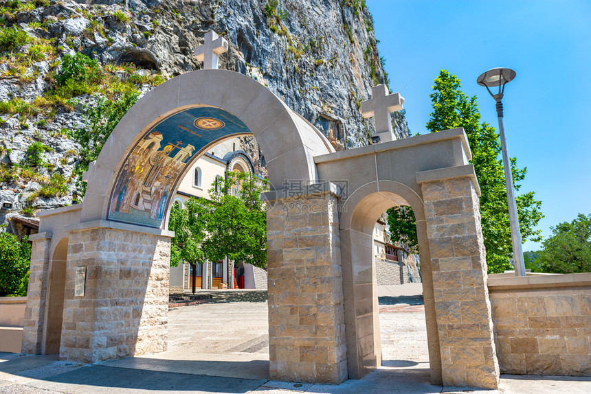 奥斯特罗格修道院美丽的大门位于黑山岩石中的奥斯特罗格修道院门洞穴风景优美遗产图片