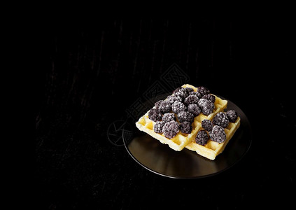 比利时面条黑底墨冻莓的比利时饼黑莓的比利时华夫饼可口新鲜的胡扯图片