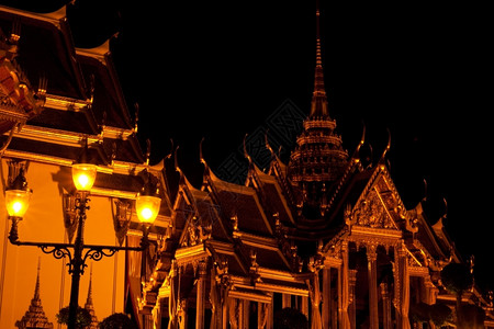 游客泰国建筑学红灯泡在晚上的WathraKaeo夜晚的奇异气氛图片